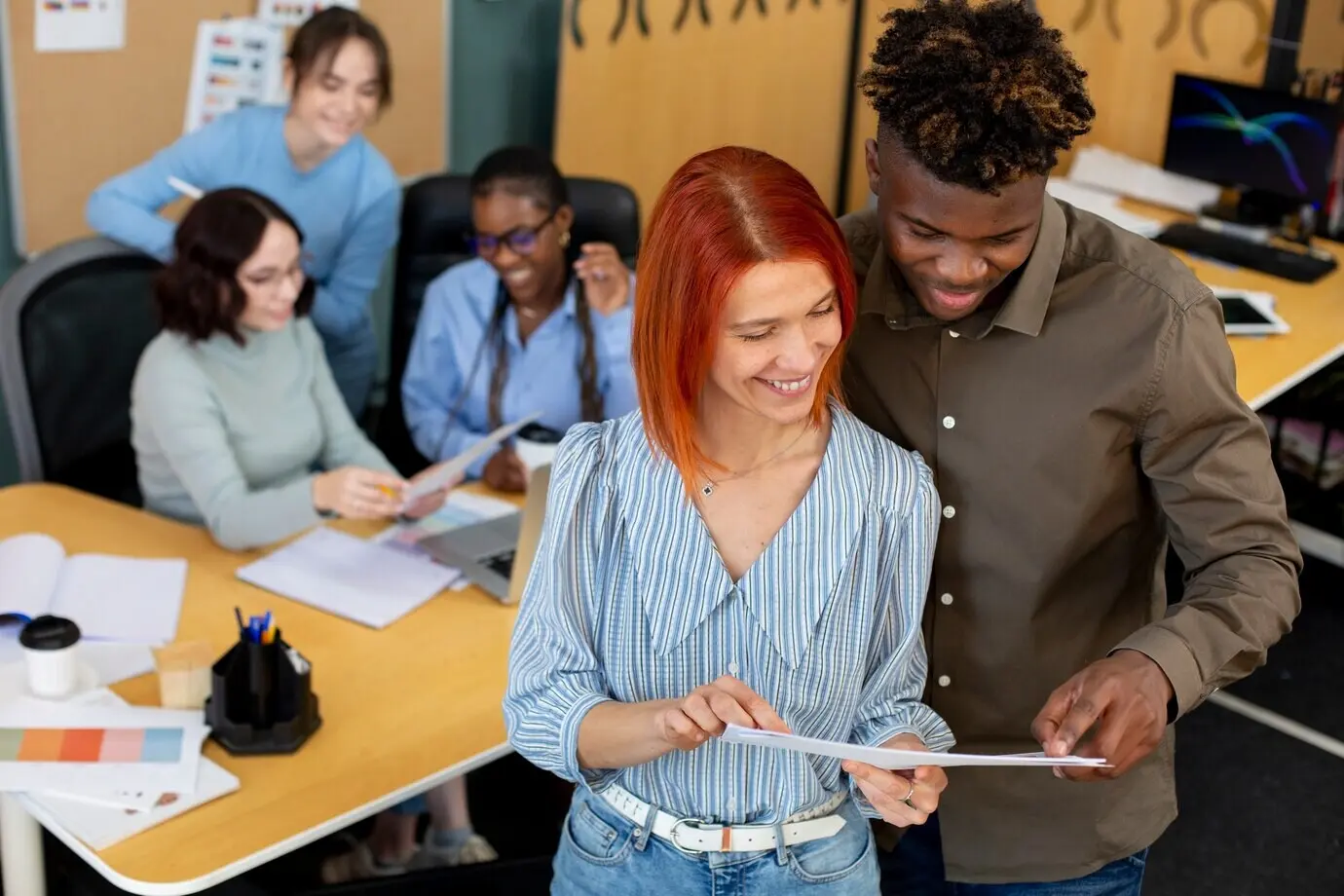 Plano medio de personas sonrientes trabajando