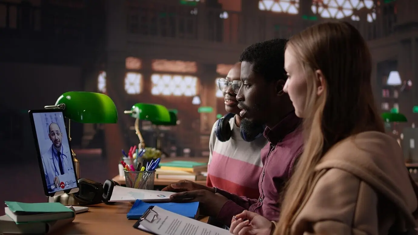 Un grupo diverso de estudiantes participa en una videollamada con un médico.