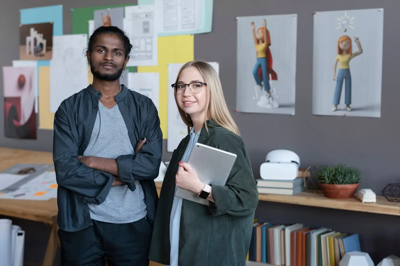 Un hombre y una mujer colaboran en un estudio de animación.